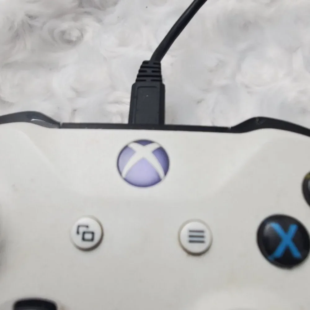 Microsoft Xbox One Model 1708 wireless controller White textured grips